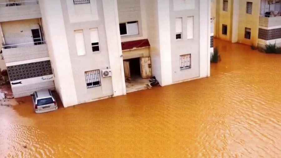 Jalan-jalan terendam banjir setelah badai Daniel di Marj, Libya, Senin, 11 September 2023. Kepala salah satu pemerintahan saingan Libya mengatakan bahwa 2.000 orang dikhawatirkan tewas dalam banjir yang melanda bagian timur negara Afrika utara itu. (Libya Almasar TV via AP)
