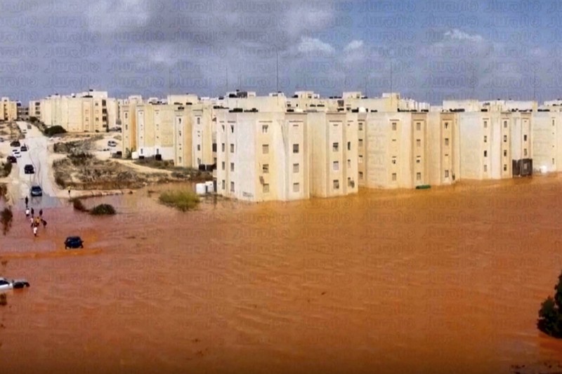 Gambar selebaran yang disediakan oleh kantor perdana menteri sementara Libya yang berbasis di Benghazi pada 11 September 2023 menunjukkan pemandangan kendaraan yang hancur dan bangunan yang rusak di kota Derna timur, sekitar 290 kilometer timur Benghazi, setelah badai Mediterania Gambar selebaran yang disediakan oleh kantor perdana menteri sementara Libya yang berbasis di Benghazi pada 11 September 2023 menunjukkan pemandangan kendaraan yang hancur dan bangunan yang rusak di kota Derna timur, sekitar 290 kilometer timur Benghazi, setelah badai Mediterania