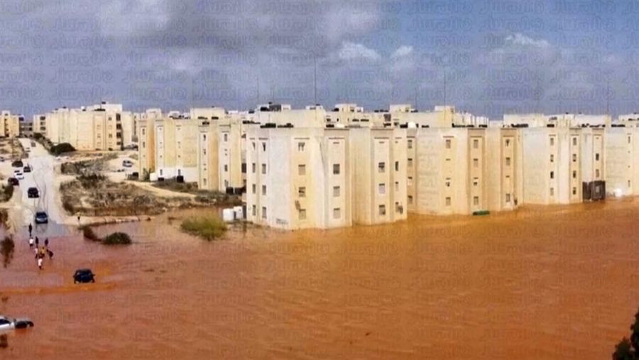 Jalan-jalan terendam banjir setelah badai Daniel di Marj, Libya, Senin, 11 September 2023. Kepala salah satu pemerintahan saingan Libya mengatakan bahwa 2.000 orang dikhawatirkan tewas dalam banjir yang melanda bagian timur negara Afrika utara itu. Jalan-jalan terendam banjir setelah badai Daniel di Marj, Libya, Senin, 11 September 2023. Kepala salah satu pemerintahan saingan Libya mengatakan bahwa 2.000 orang dikhawatirkan tewas dalam banjir yang melanda bagian timur negara Afrika utara itu. (Libya Almasar TV via AP)