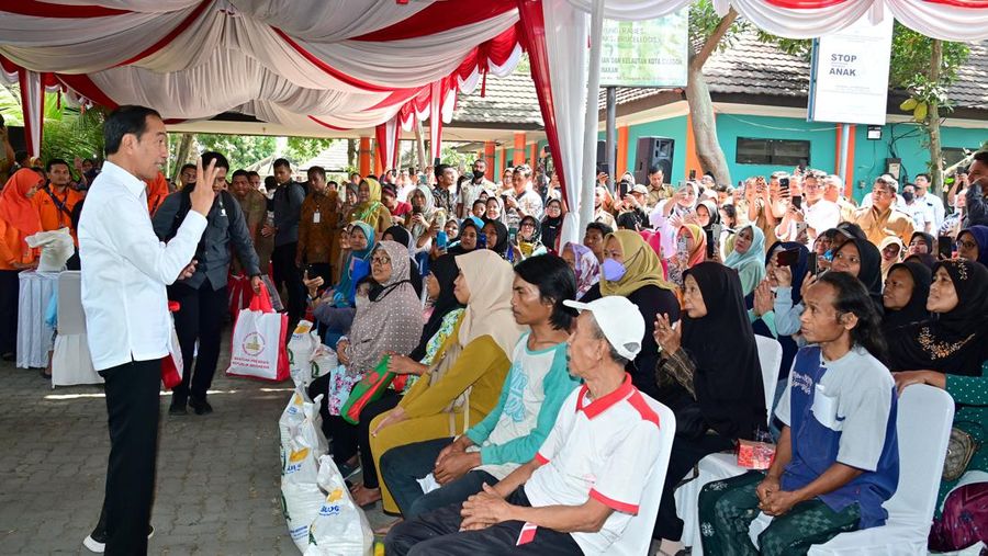 Jokowi bagi-bagi bansos beras di di Kantor Kecamatan Jombang, Kota Cilegon, Provinsi Banten, pada Selasa, 12 September 2023. (Dok. Muchlis Jr - Biro Pers Sekretariat Presiden)