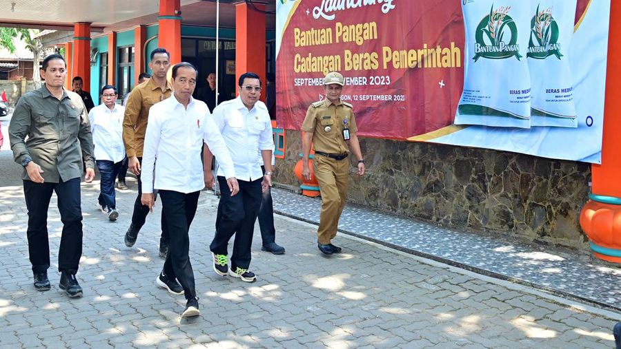 Jokowi bagi-bagi bansos beras di di Kantor Kecamatan Jombang, Kota Cilegon, Provinsi Banten, pada Selasa, 12 September 2023. (Dok. Muchlis Jr - Biro Pers Sekretariat Presiden)