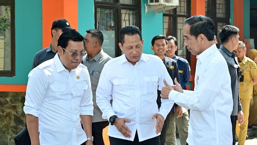 Jokowi bagi-bagi bansos beras di di Kantor Kecamatan Jombang, Kota Cilegon, Provinsi Banten, pada Selasa, 12 September 2023. (Dok. Muchlis Jr - Biro Pers Sekretariat Presiden)