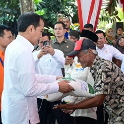 Stafsus Jokowi Beberkan Alasan Presiden Bagi-bagi Bansos Jelang Pemilu