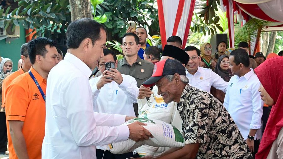 Jokowi bagi-bagi bansos beras di di Kantor Kecamatan Jombang, Kota Cilegon, Provinsi Banten, pada Selasa, 12 September 2023. (Dok. Muchlis Jr - Biro Pers Sekretariat Presiden)