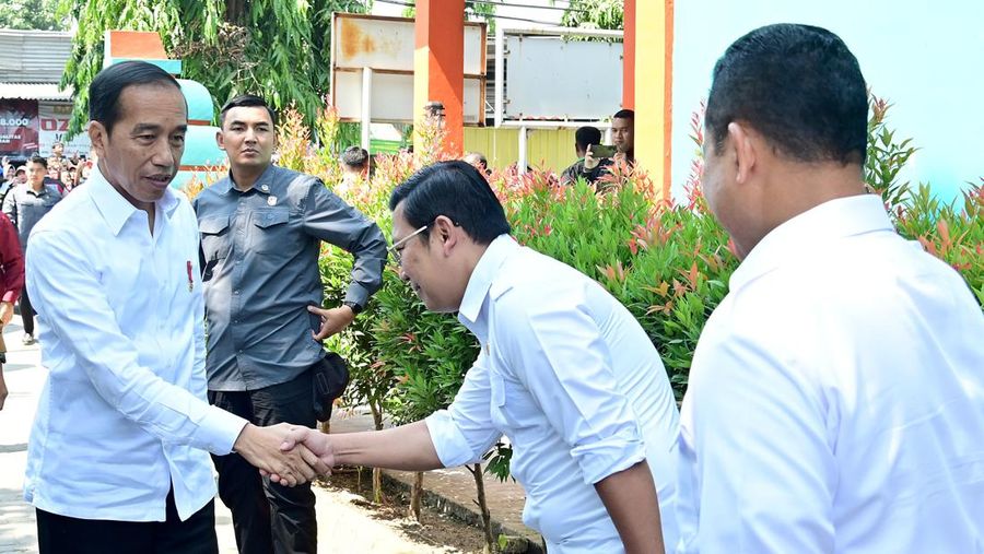 Jokowi bagi-bagi bansos beras di di Kantor Kecamatan Jombang, Kota Cilegon, Provinsi Banten, pada Selasa, 12 September 2023. (Dok. Muchlis Jr - Biro Pers Sekretariat Presiden)