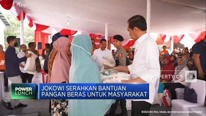 Jokowi Serahkan Bantuan Pangan Beras Untuk Masyarakat
