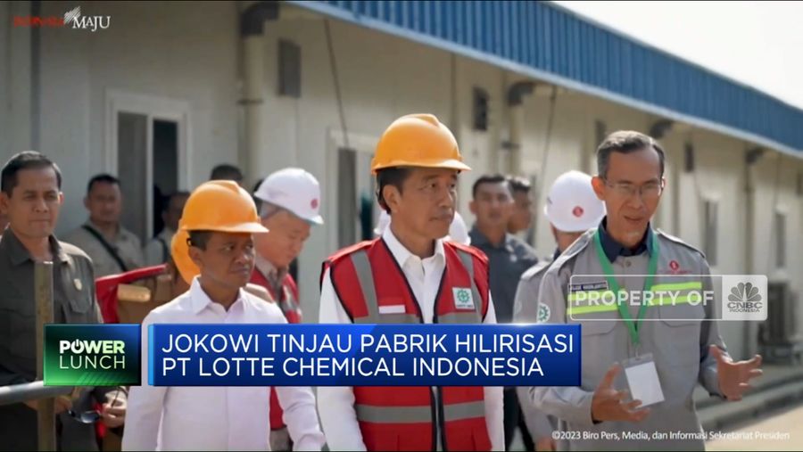 Jokowi Tinjau Pabrik Hilirisasi PT Lotte Chemical Indonesia