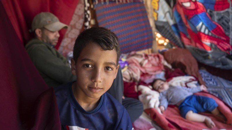 Orang-orang berlindung di tenda-tenda setelah rumah mereka rusak akibat gempa bumi, di kota Amizmiz, dekat Marrakesh, Maroko, Minggu, 10 September 2023. Kota-kota dan desa-desa di seluruh Pegunungan Atlas Maroko berduka atas kematian dan mencari bantuan setelah rekor gempa bumi mendatangkan kehancuran di seluruh wilayah minggu lalu. (AP Photo/Mosa'ab Elshamy)