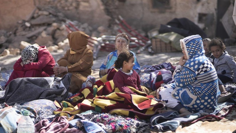 Orang-orang berlindung di tenda-tenda setelah rumah mereka rusak akibat gempa bumi, di kota Amizmiz, dekat Marrakesh, Maroko, Minggu, 10 September 2023. Kota-kota dan desa-desa di seluruh Pegunungan Atlas Maroko berduka atas kematian dan mencari bantuan setelah rekor gempa bumi mendatangkan kehancuran di seluruh wilayah minggu lalu. (AP Photo/Mosa'ab Elshamy)