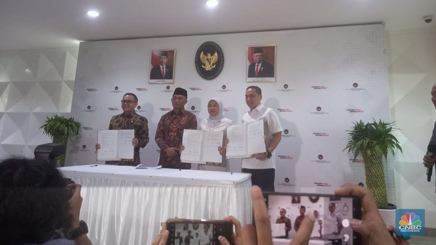 Konferensi pers SKB 3 Menteri tentang Hari Libur Nasional dan Cuti Bersama Tahun 2024. (CNBC Indonesia/Arrijal Rachman)