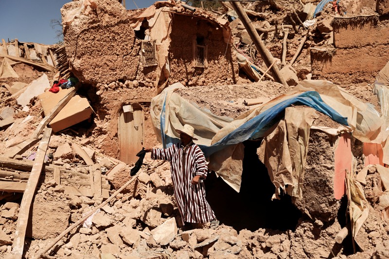 Orang-orang berlindung di tenda-tenda setelah rumah mereka rusak akibat gempa bumi, di kota Amizmiz, dekat Marrakesh, Maroko, Minggu, 10 September 2023. Orang-orang berlindung di tenda-tenda setelah rumah mereka rusak akibat gempa bumi, di kota Amizmiz, dekat Marrakesh, Maroko, Minggu, 10 September 2023. Kota-kota dan desa-desa di seluruh Pegunungan Atlas Maroko berduka atas kematian dan mencari bantuan setelah rekor gempa bumi mendatangkan kehancuran di seluruh wilayah minggu lalu. (AP Photo/Mosa'ab Elshamy)