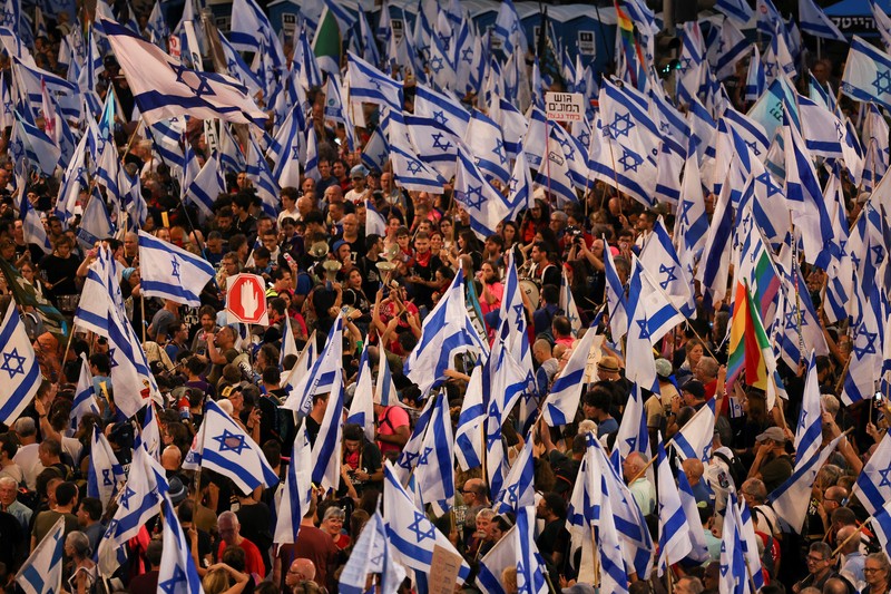 Orang-orang mengambil bagian dalam demonstrasi menentang Perdana Menteri Israel Benjamin Netanyahu dan perombakan peradilan pemerintahan koalisi nasionalisnya menjelang banding terhadap amandemen yang membatasi beberapa kekuasaan Mahkamah Agung, di Yerusalem, 11 September 2023. Orang-orang mengambil bagian dalam demonstrasi menentang Perdana Menteri Israel Benjamin Netanyahu dan perombakan peradilan pemerintahan koalisi nasionalisnya menjelang banding terhadap amandemen yang membatasi beberapa kekuasaan Mahkamah Agung, di Yerusalem, 11 September 2023. (REUTERS/Ronen Zvulun)