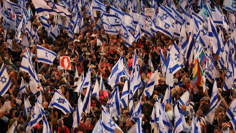 Orang-orang mengambil bagian dalam demonstrasi menentang Perdana Menteri Israel Benjamin Netanyahu dan perombakan peradilan pemerintahan koalisi nasionalisnya menjelang banding terhadap amandemen yang membatasi beberapa kekuasaan Mahkamah Agung, di Yerusalem, 11 September 2023. (REUTERS/Ronen Zvulun)