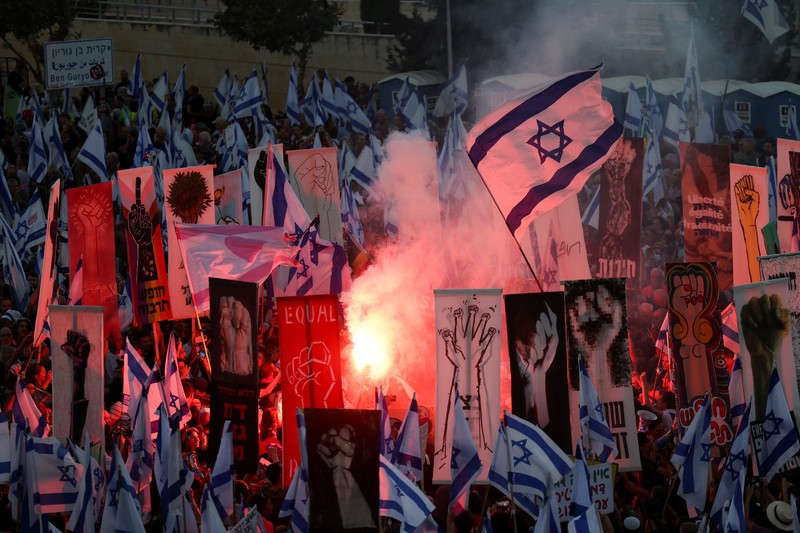 Orang-orang mengambil bagian dalam demonstrasi menentang Perdana Menteri Israel Benjamin Netanyahu dan perombakan peradilan pemerintahan koalisi nasionalisnya menjelang banding terhadap amandemen yang membatasi beberapa kekuasaan Mahkamah Agung, di Yerusalem, 11 September 2023. (REUTERS/Ronen Zvulun)