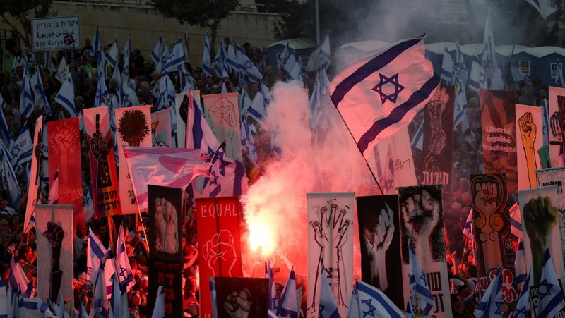 Orang-orang mengambil bagian dalam demonstrasi menentang Perdana Menteri Israel Benjamin Netanyahu dan perombakan peradilan pemerintahan koalisi nasionalisnya menjelang banding terhadap amandemen yang membatasi beberapa kekuasaan Mahkamah Agung, di Yerusalem, 11 September 2023. (REUTERS/Ronen Zvulun)