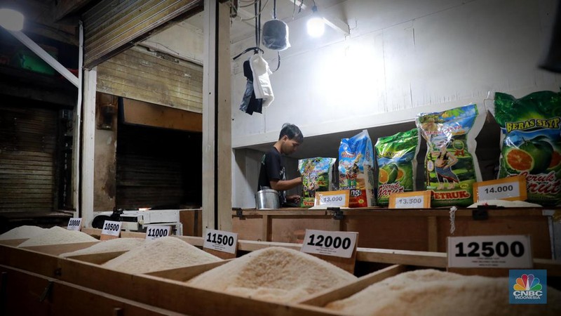 Pedagang beras melayani pembeli di Kawasan Pasar Minggu Jakarta, Selasa (12/9/2023). (CNBC Indonesia/Muhammad Sabki)