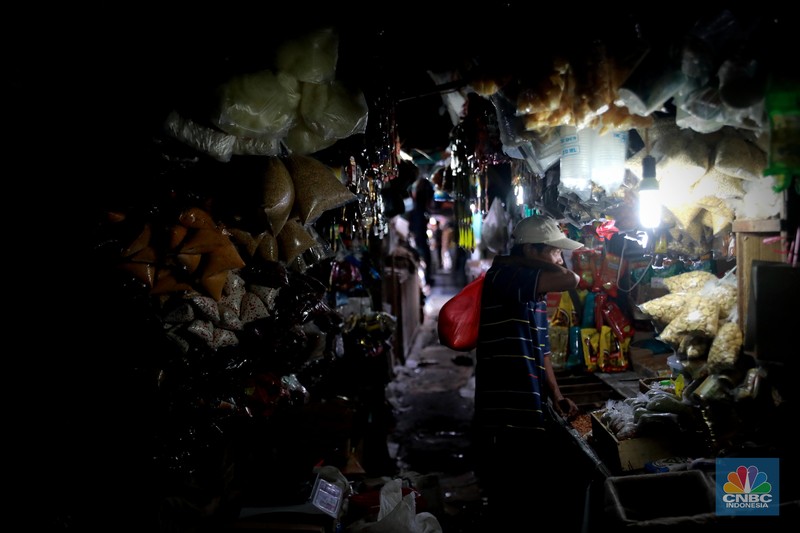 Pedagang beras melayani pembeli di Kawasan Pasar Minggu Jakarta, Selasa (12/9/2023). Pedagang beras melayani pembeli di Kawasan Pasar Minggu Jakarta, Selasa (12/9/2023). (CNBC Indonesia/Muhammad Sabki)