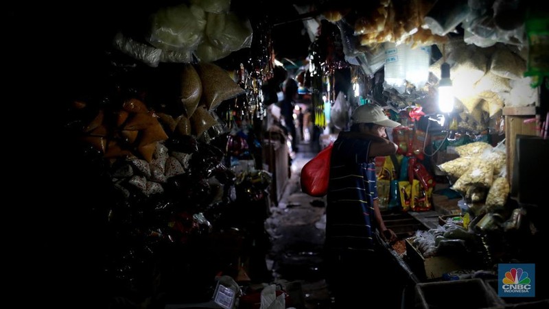 Pedagang beras melayani pembeli di Kawasan Pasar Minggu Jakarta, Selasa (12/9/2023). (CNBC Indonesia/Muhammad Sabki)