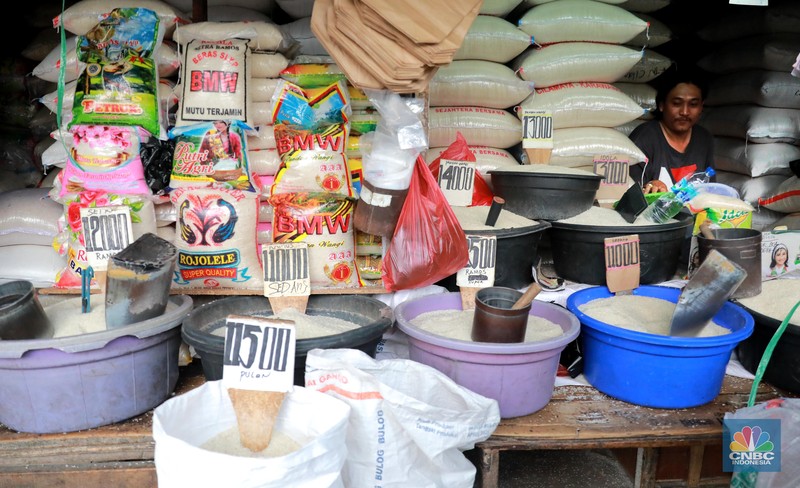 Pedagang beras melayani pembeli di Kawasan Pasar Minggu Jakarta, Selasa (12/9/2023). (CNBC Indonesia/Muhammad Sabki)
