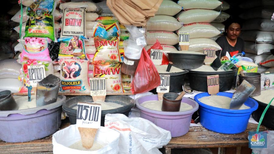 Pedagang beras melayani pembeli di Kawasan Pasar Minggu Jakarta, Selasa (12/9/2023). (CNBC Indonesia/Muhammad Sabki)