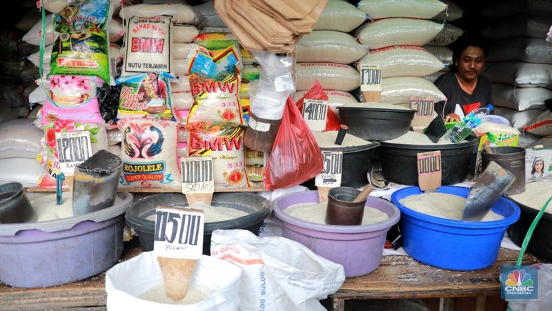 Pedagang beras melayani pembeli di Kawasan Pasar Minggu Jakarta, Selasa (12/9/2023). (CNBC Indonesia/Muhammad Sabki)