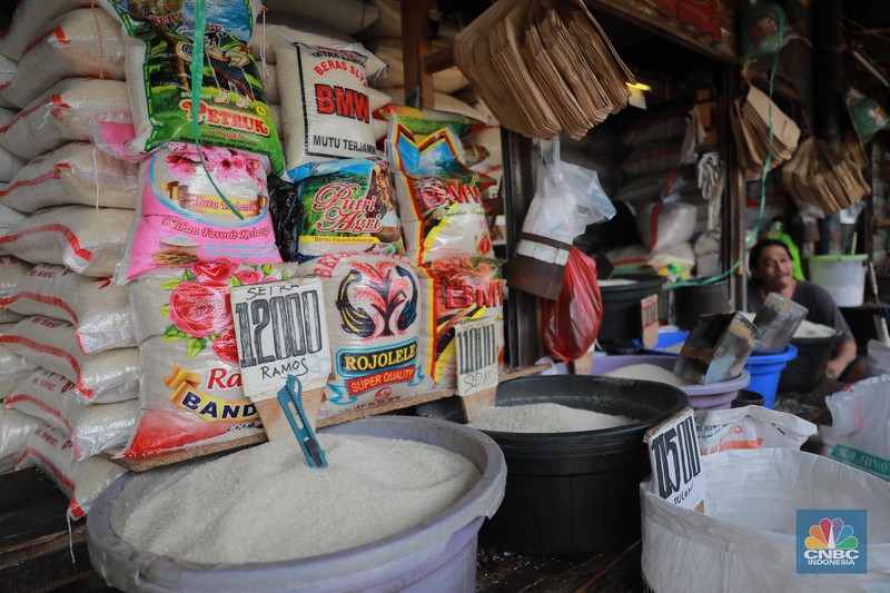 Pedagang beras melayani pembeli di Kawasan Pasar Minggu Jakarta, Selasa (12/9/2023). (CNBC Indonesia/Muhammad Sabki)