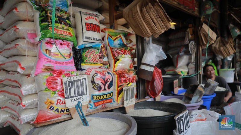 Pedagang beras melayani pembeli di Kawasan Pasar Minggu Jakarta, Selasa (12/9/2023). (CNBC Indonesia/Muhammad Sabki)