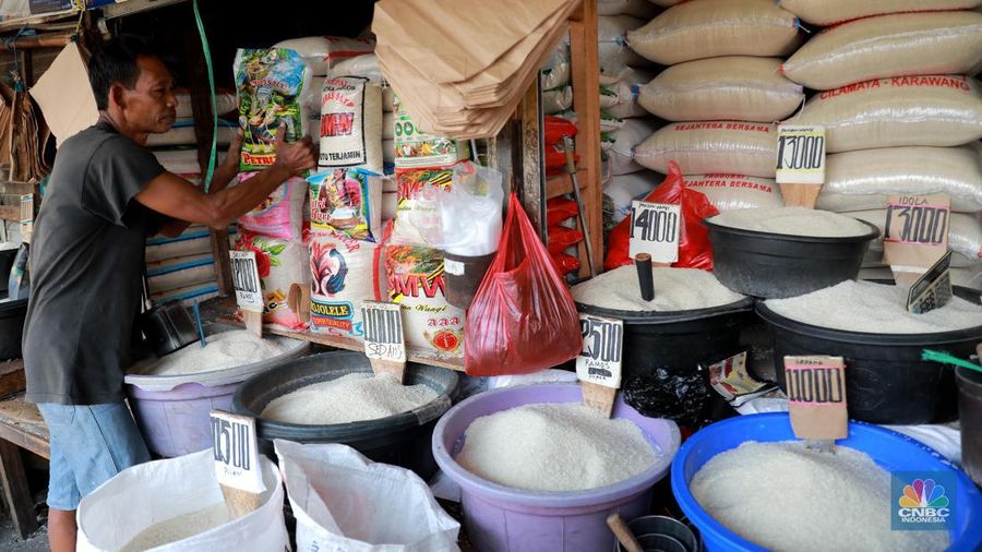 Pedagang beras melayani pembeli di Kawasan Pasar Minggu Jakarta, Selasa (12/9/2023). (CNBC Indonesia/Muhammad Sabki)