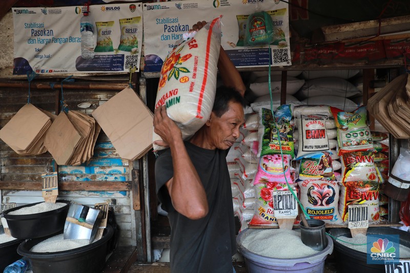 Pedagang beras melayani pembeli di Kawasan Pasar Minggu Jakarta, Selasa (12/9/2023). (CNBC Indonesia/Muhammad Sabki)