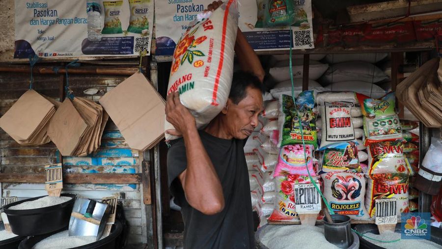 Pedagang beras melayani pembeli di Kawasan Pasar Minggu Jakarta, Selasa (12/9/2023). (CNBC Indonesia/Muhammad Sabki)