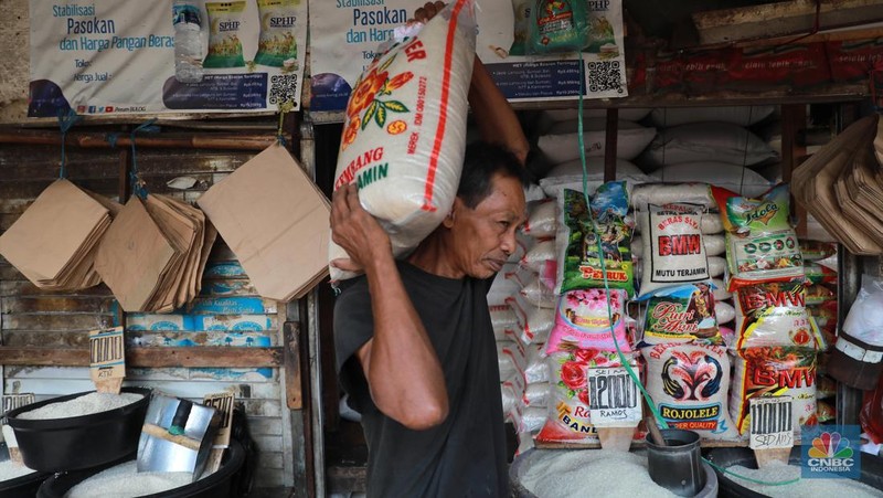 Pedagang beras melayani pembeli di Kawasan Pasar Minggu Jakarta, Selasa (12/9/2023). (CNBC Indonesia/Muhammad Sabki)