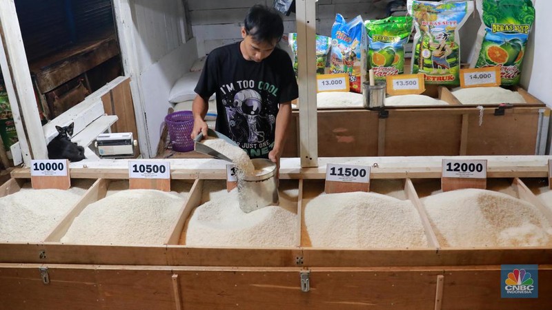Pedagang beras melayani pembeli di Kawasan Pasar Minggu Jakarta, Selasa (12/9/2023). (CNBC Indonesia/Muhammad Sabki)