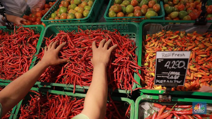 Pembeli memilih cabai pada salah satu toko ritel di Jakarta, Sealasa (12/9/2023). CNBC Indonesia/Muhammad Sabki)