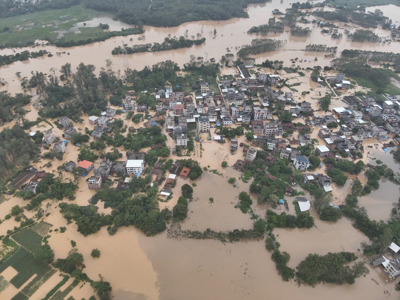 Seorang pria membersihkan rumah setelah hujan deras membanjiri kota Tangxia di Dongguan, provinsi Guangdong, Cina 9 September 2023. Seorang pria membersihkan rumah setelah hujan deras membanjiri kota Tangxia di Dongguan, provinsi Guangdong, Cina 9 September 2023. (REUTERS/Aly Song)