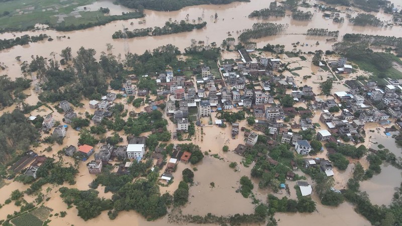Seorang pria membersihkan rumah setelah hujan deras membanjiri kota Tangxia di Dongguan, provinsi Guangdong, Cina 9 September 2023. (REUTERS/Aly Song)
