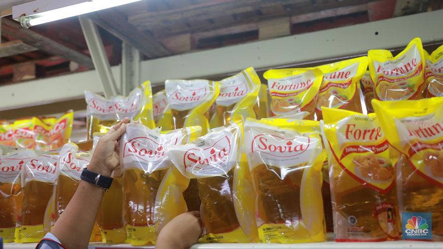 Pembeli memilih minyak goreng pada salah satu toko ritel di Jakarta, Sealasa (12/9/2023). CNBC Indonesia/Muhammad Sabki)