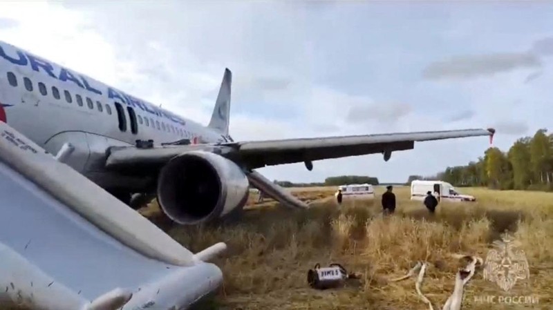 Pesawat Ural Arilanes Rusia setelah melakukan pendaratan darurat di wilayah Novosibirsk, Siberia barat, Rusia (Russian Emergencies Ministry/Handout via REUTERS)