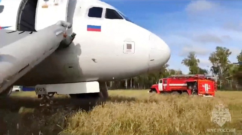 Pesawat Ural Arilanes Rusia setelah melakukan pendaratan darurat di wilayah Novosibirsk, Siberia barat, Rusia (Russian Emergencies Ministry/Handout via REUTERS) Pesawat Ural Arilanes Rusia setelah melakukan pendaratan darurat di wilayah Novosibirsk, Siberia barat, Rusia (Russian Emergencies Ministry/Handout via REUTERS)