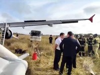 Penampakan Pasawat Komersil Rusia Usai Pendaratan Darurat