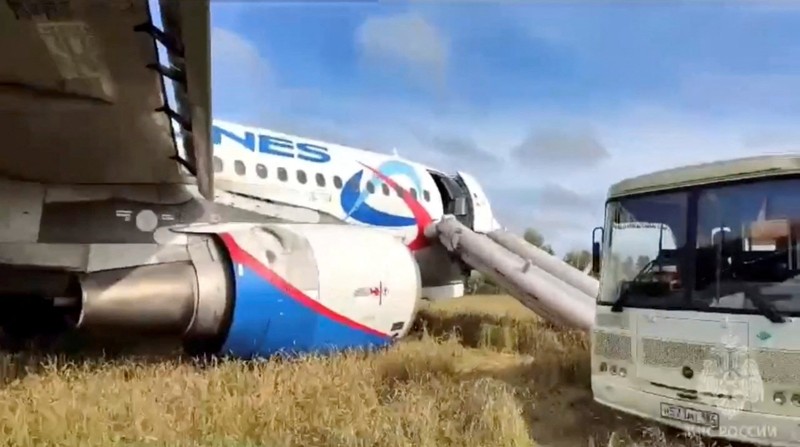 Pesawat Ural Arilanes Rusia setelah melakukan pendaratan darurat di wilayah Novosibirsk, Siberia barat, Rusia (Russian Emergencies Ministry/Handout via REUTERS) Pesawat Ural Arilanes Rusia setelah melakukan pendaratan darurat di wilayah Novosibirsk, Siberia barat, Rusia (Russian Emergencies Ministry/Handout via REUTERS)