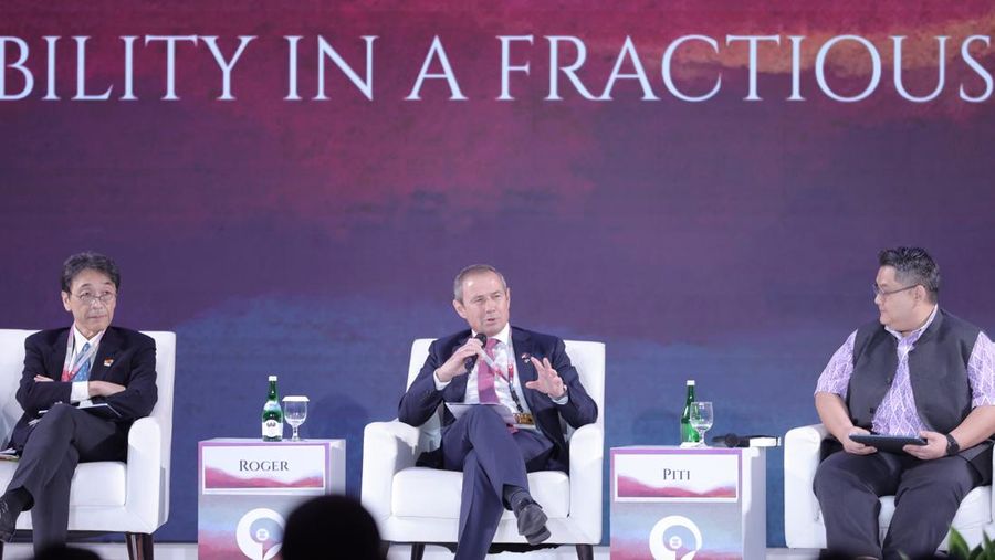 Premier Western Australia, Roger Cook (tengah) menjelaskan peran penting ASEAN bagi perekonomian Western Australia dalam ASEAN Business and Investment Summit di Jakarta, Minggu (3/9).