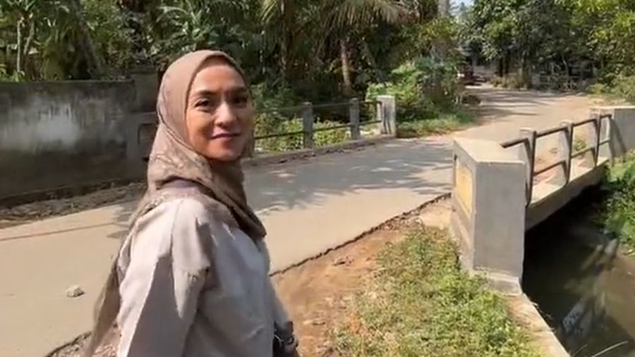 Rumah di kampung halaman Enno Lerian