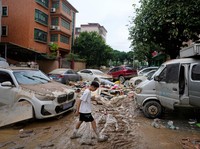 Penampakan China Hancur Lebur, Mobil Mewah Jadi Rongsokan