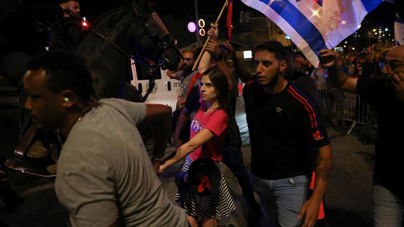 Orang-orang mengambil bagian dalam demonstrasi menentang Perdana Menteri Israel Benjamin Netanyahu dan perombakan peradilan pemerintahan koalisi nasionalisnya menjelang banding terhadap amandemen yang membatasi beberapa kekuasaan Mahkamah Agung, di Yerusalem, 11 September 2023. (REUTERS/Ronen Zvulun)