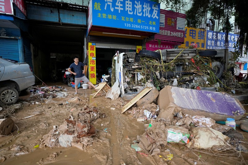 Seorang pria membersihkan rumah setelah hujan deras membanjiri kota Tangxia di Dongguan, provinsi Guangdong, Cina 9 September 2023. Seorang pria membersihkan rumah setelah hujan deras membanjiri kota Tangxia di Dongguan, provinsi Guangdong, Cina 9 September 2023. (REUTERS/Aly Song)