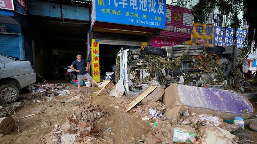 Seorang pria membersihkan rumah setelah hujan deras membanjiri kota Tangxia di Dongguan, provinsi Guangdong, Cina 9 September 2023. (REUTERS/Aly Song)