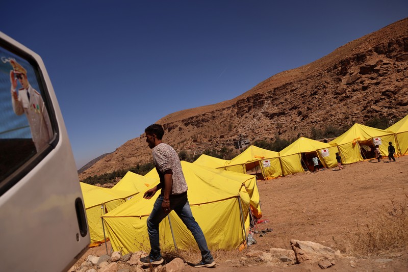 Orang-orang berlindung di tenda-tenda setelah rumah mereka rusak akibat gempa bumi, di kota Amizmiz, dekat Marrakesh, Maroko, Minggu, 10 September 2023. Orang-orang berlindung di tenda-tenda setelah rumah mereka rusak akibat gempa bumi, di kota Amizmiz, dekat Marrakesh, Maroko, Minggu, 10 September 2023. Kota-kota dan desa-desa di seluruh Pegunungan Atlas Maroko berduka atas kematian dan mencari bantuan setelah rekor gempa bumi mendatangkan kehancuran di seluruh wilayah minggu lalu. (AP Photo/Mosa'ab Elshamy)