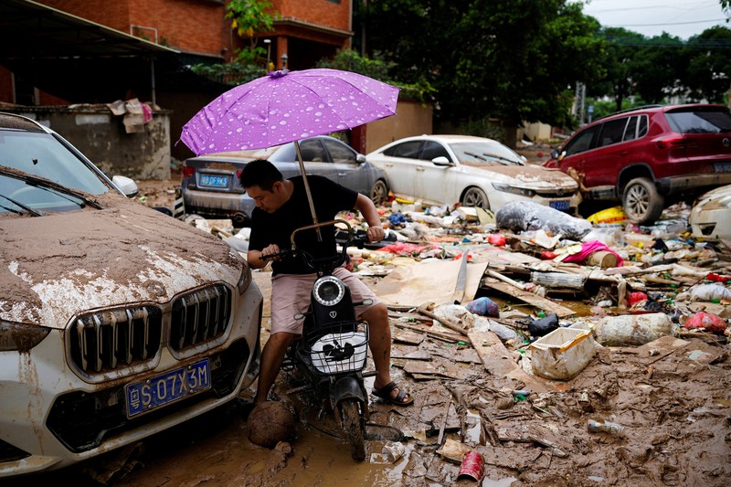 Seorang pria membersihkan rumah setelah hujan deras membanjiri kota Tangxia di Dongguan, provinsi Guangdong, Cina 9 September 2023. Seorang pria membersihkan rumah setelah hujan deras membanjiri kota Tangxia di Dongguan, provinsi Guangdong, Cina 9 September 2023. (REUTERS/Aly Song)