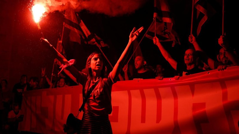 Orang-orang mengambil bagian dalam demonstrasi menentang Perdana Menteri Israel Benjamin Netanyahu dan perombakan peradilan pemerintahan koalisi nasionalisnya menjelang banding terhadap amandemen yang membatasi beberapa kekuasaan Mahkamah Agung, di Yerusalem, 11 September 2023. (REUTERS/Ronen Zvulun)