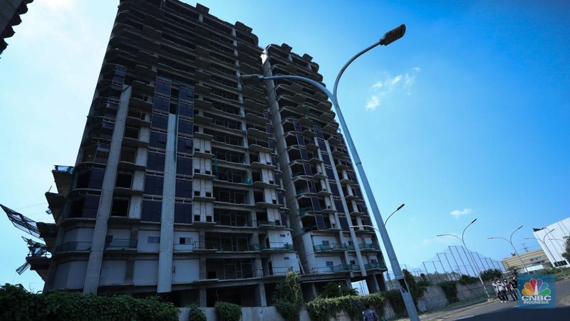 Suasana Apartemen mangkrak The Lana Alam Sutra di Kawasan Tangerang, Banten, Selasa (12/9/2023). (CNBC Indonesia/Tri Susilo)